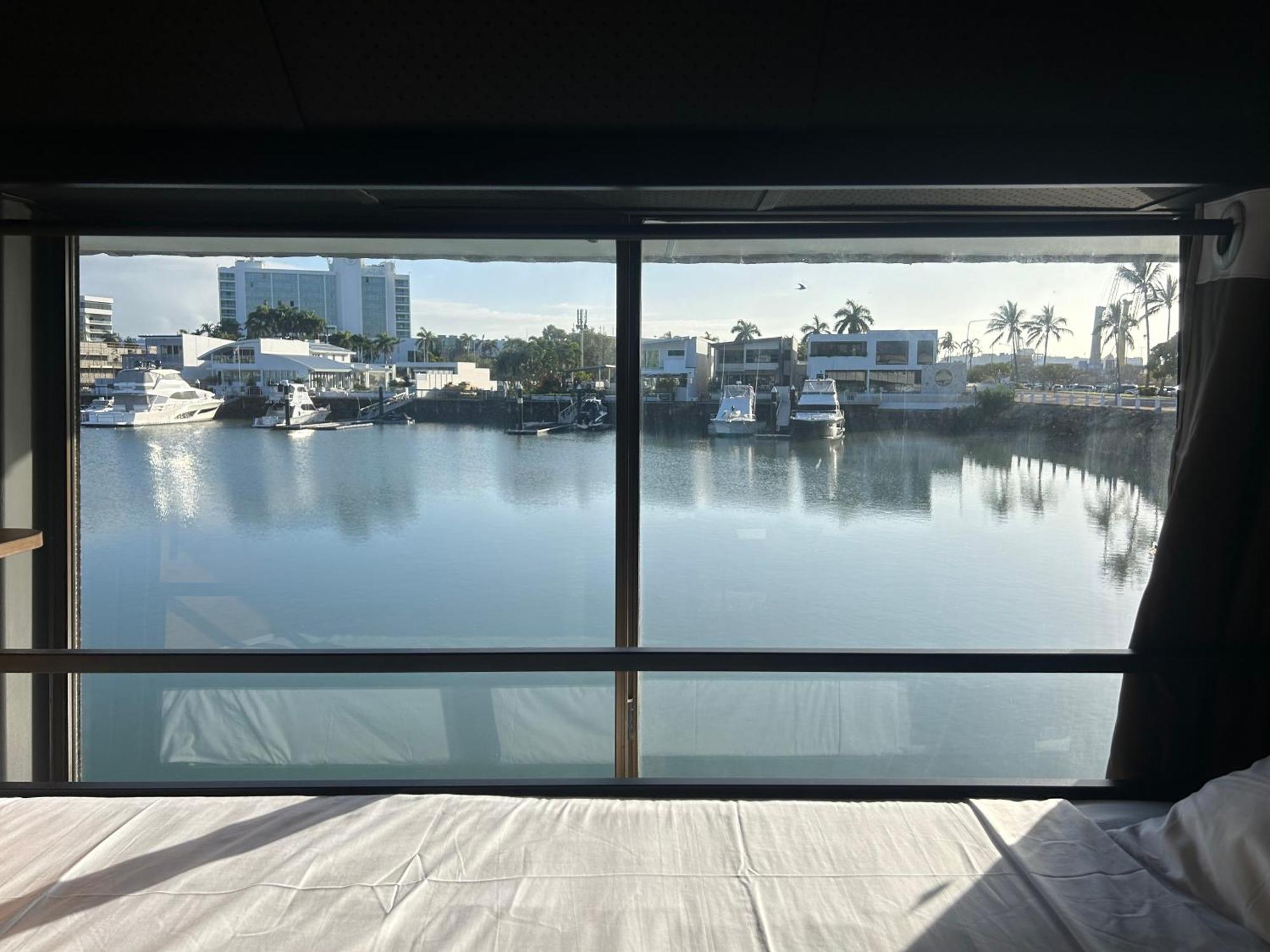 The Pier Pods On The Water- 50M From Townsville Bus Terminal And Ferry Terminal- Passport Id Requried 외부 사진
