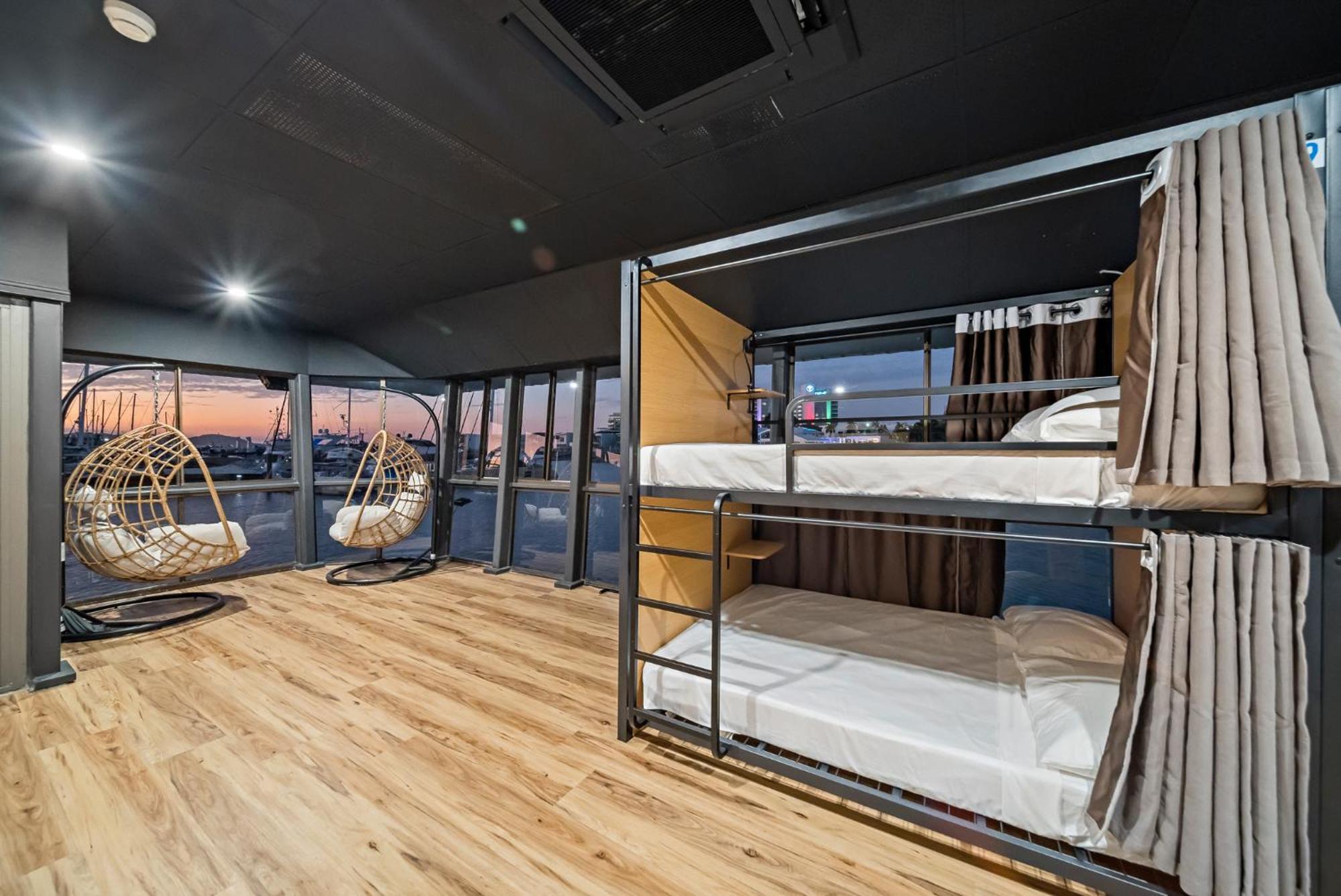 The Pier Pods On The Water- 50M From Townsville Bus Terminal And Ferry Terminal- Passport Id Requried 외부 사진