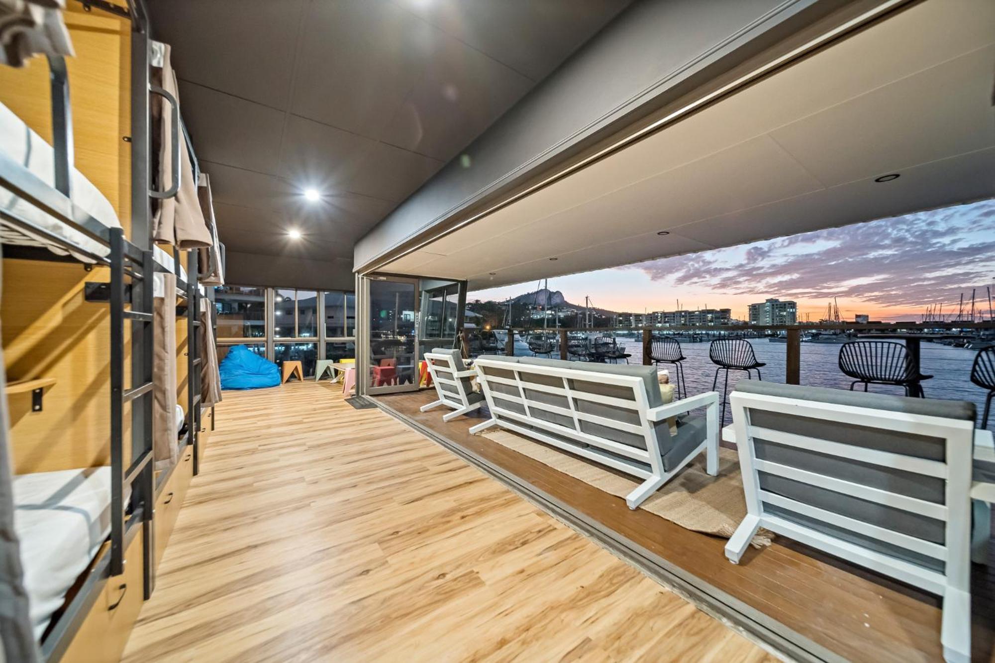 The Pier Pods On The Water- 50M From Townsville Bus Terminal And Ferry Terminal- Passport Id Requried 외부 사진