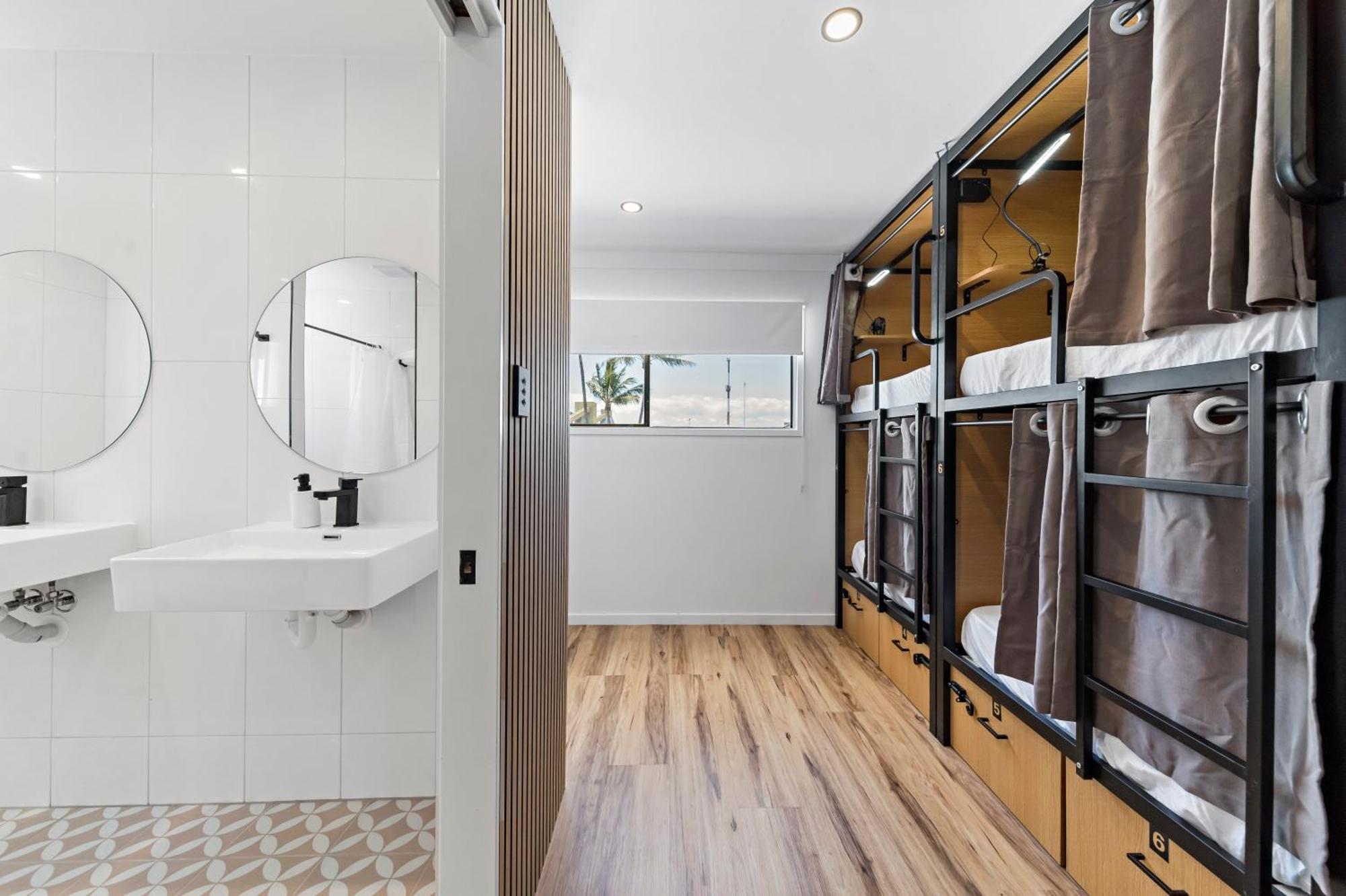 The Pier Pods On The Water- 50M From Townsville Bus Terminal And Ferry Terminal- Passport Id Requried 외부 사진